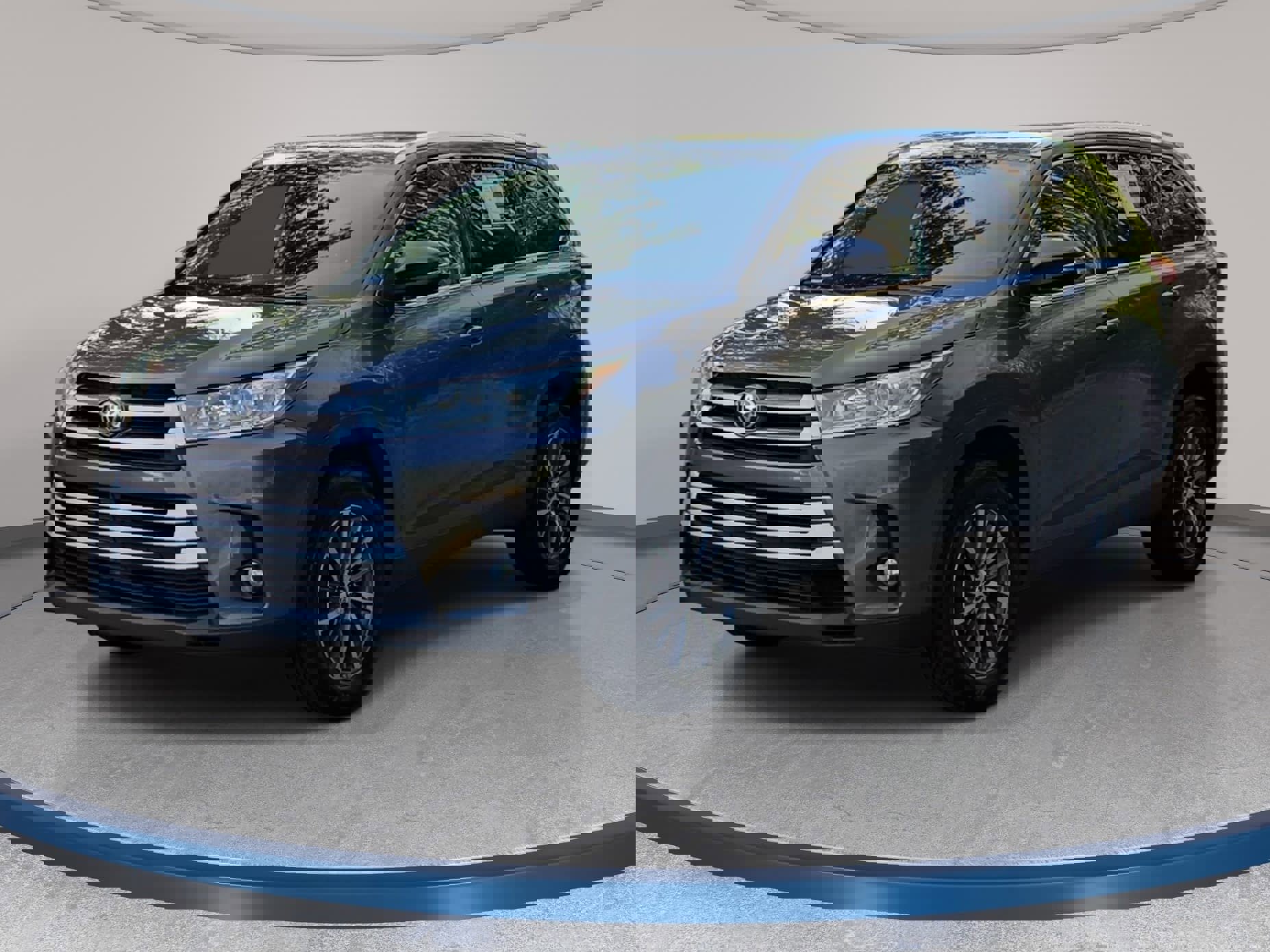 Used 2019 Toyota Highlander XLE FWD image 1