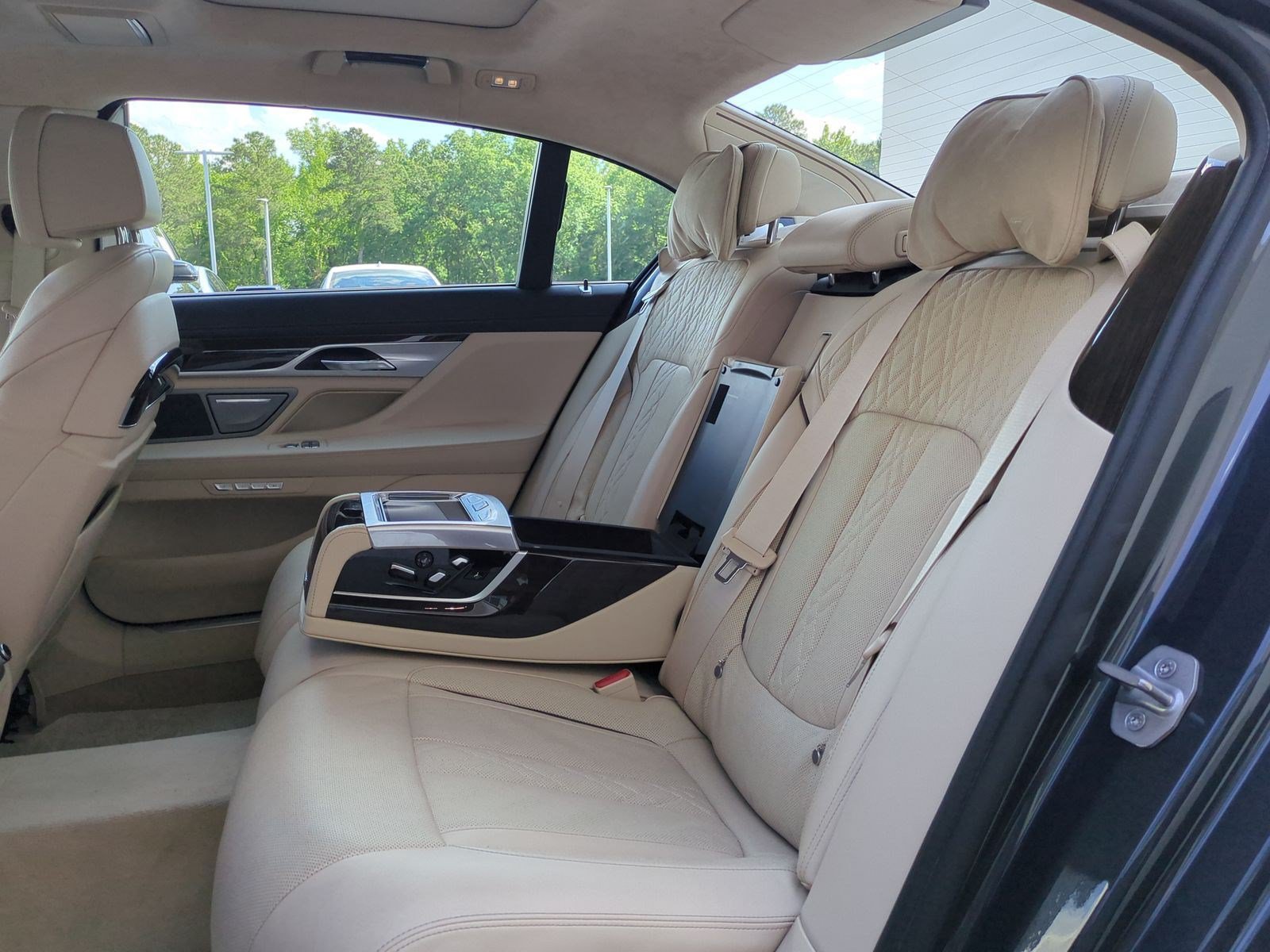 Used 2016 BMW 750i RWD image 32