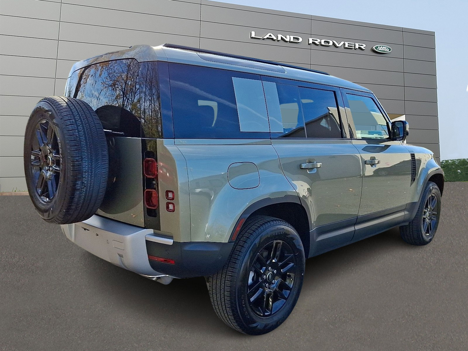 Used 2025 Land Rover Defender 110 S image 2