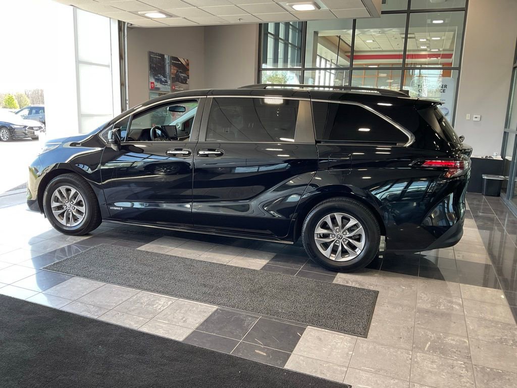 Used 2021 Toyota Sienna XLE w/ XLE Plus Package image 4