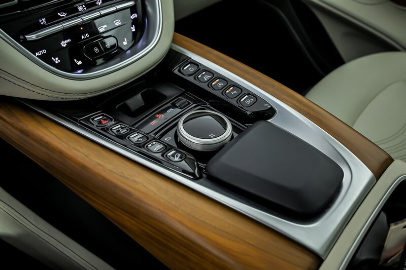 Used 2022 Aston Martin DBX AWD/4WD image 32