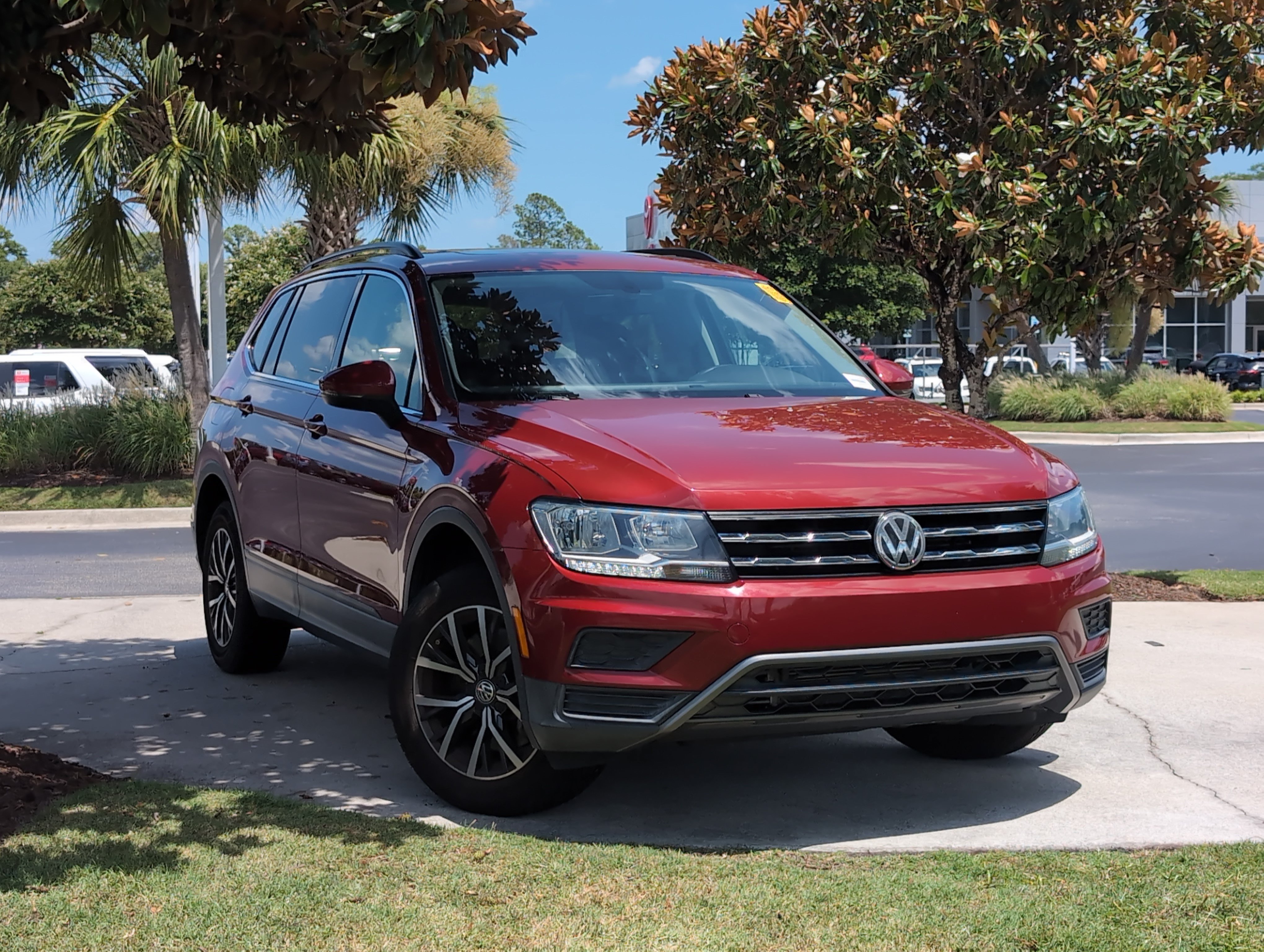 Used 2019 Volkswagen Tiguan SE w/ Panoramic Sunroof Package FWD image 2