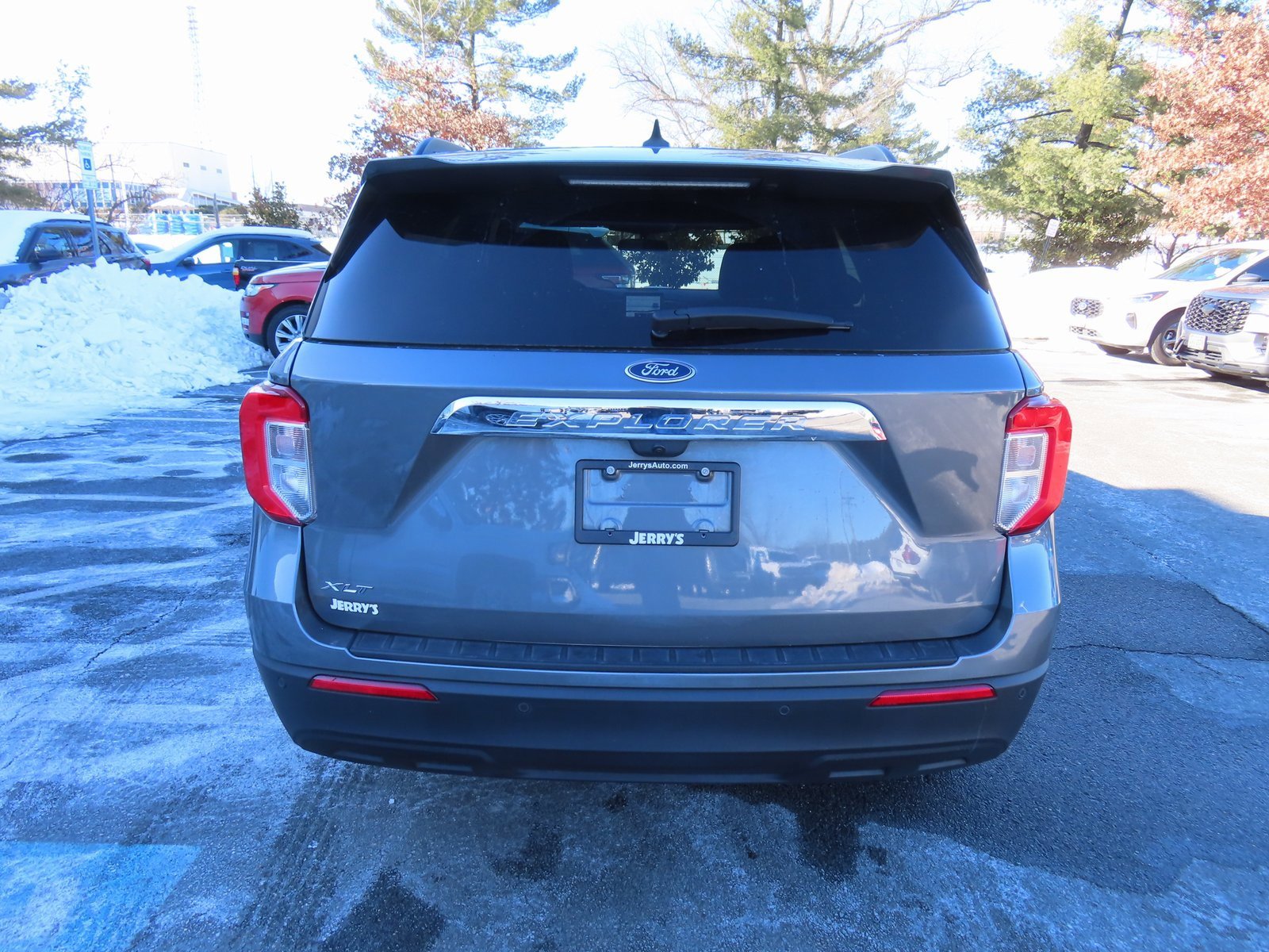 Used 2024 Ford Explorer XLT image 5
