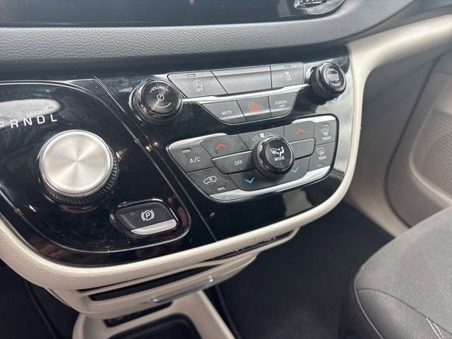 Used 2023 Chrysler Voyager LX FWD image 23
