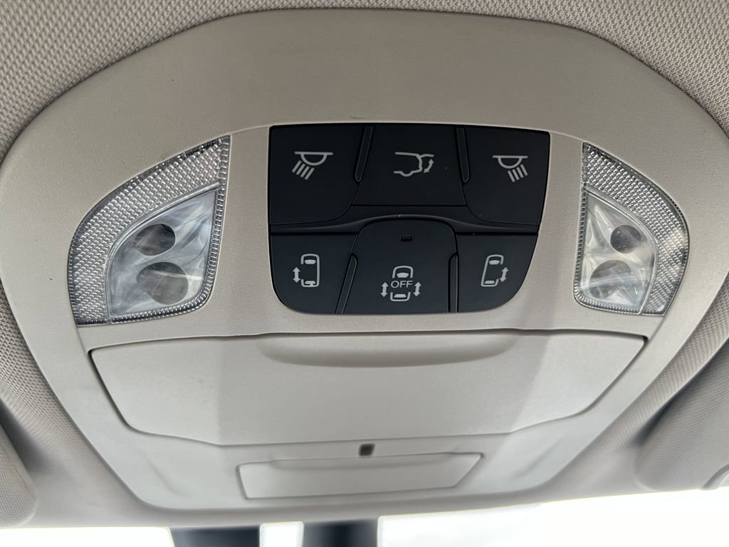 Used 2022 Chrysler Pacifica Touring-L image 15