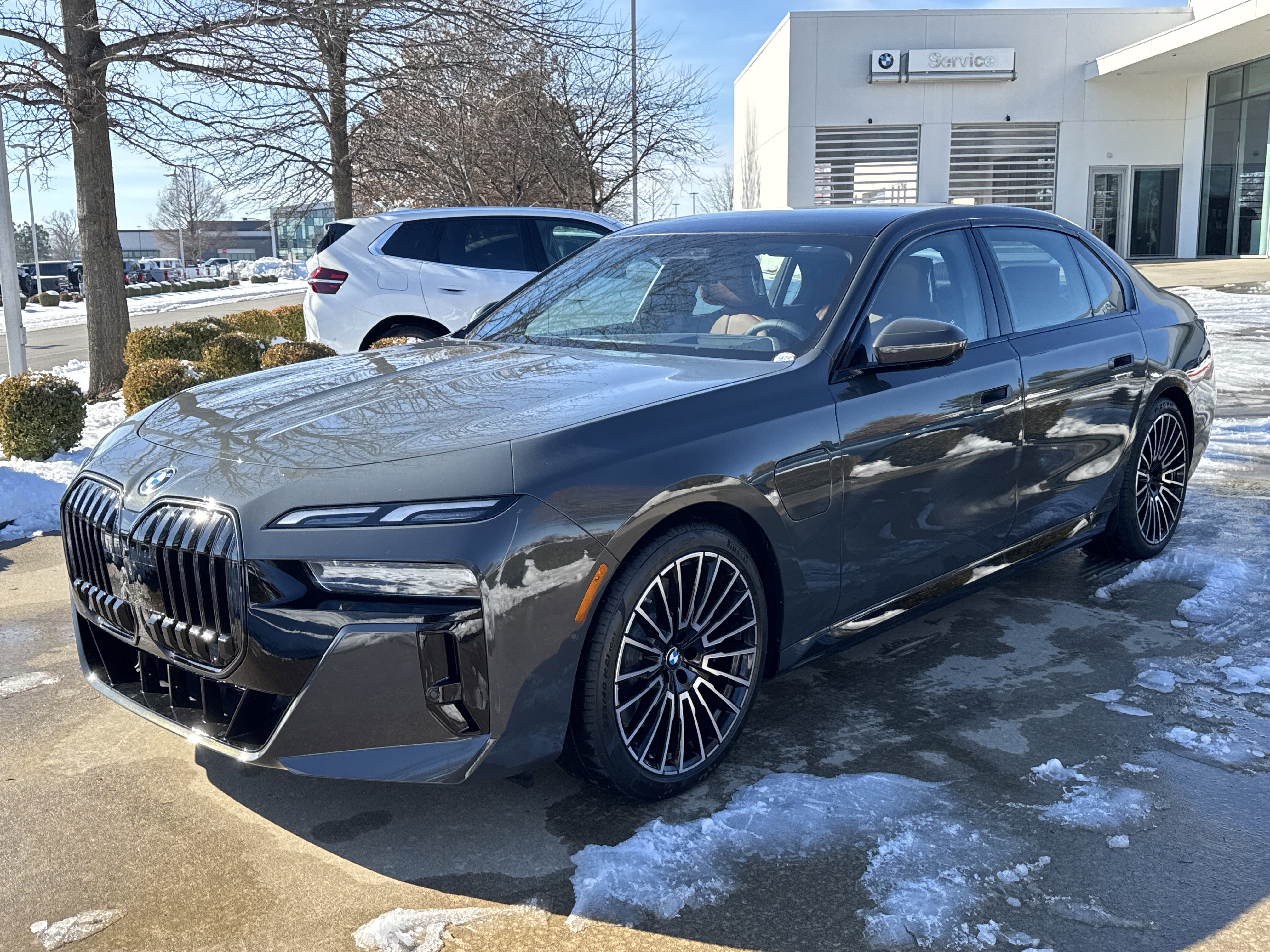 New 2026 BMW 750e xDrive w/ Luxury Rear Seating Package AWD/4WD image 1