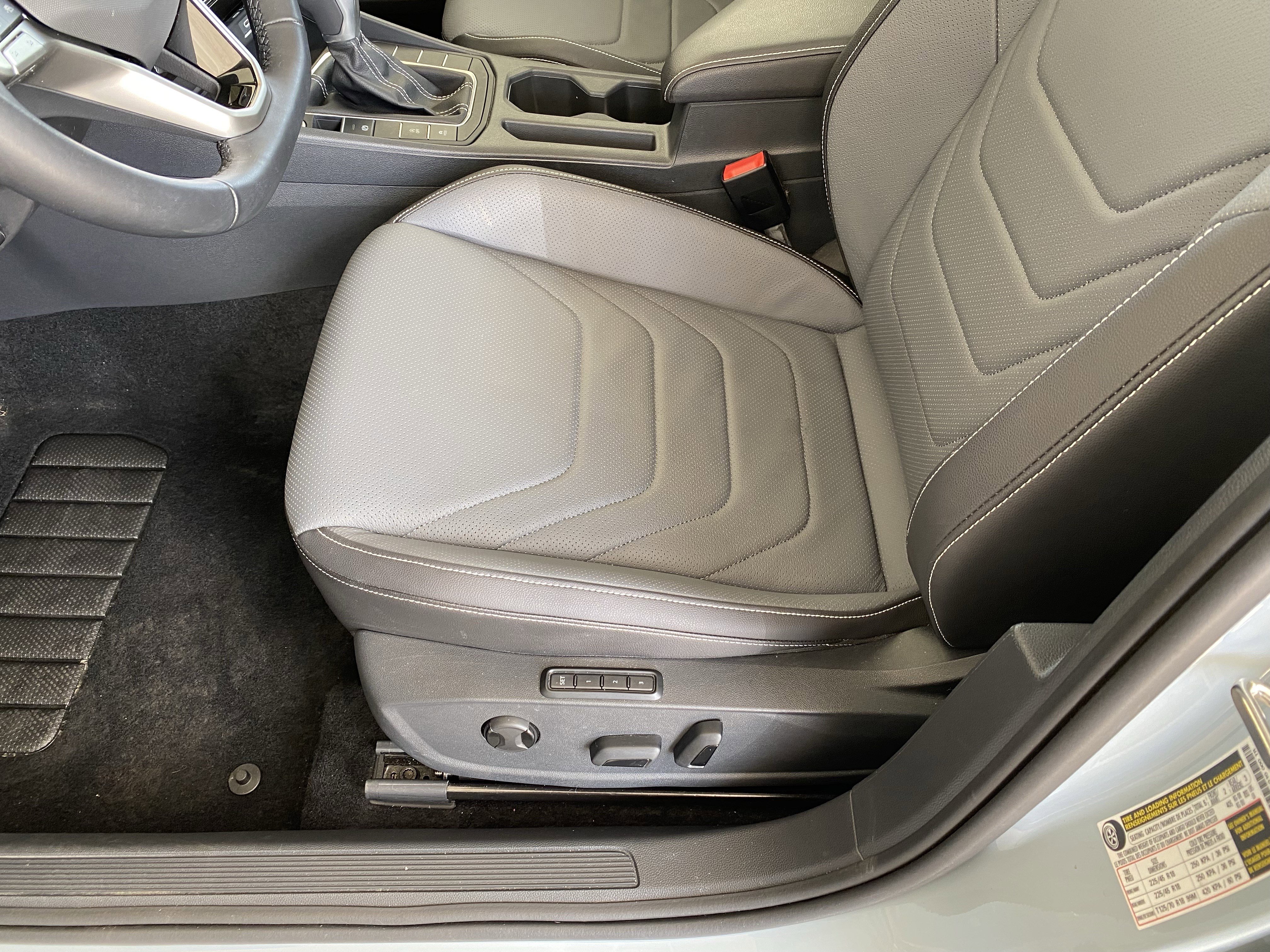 Certified 2025 Volkswagen Jetta SEL image 18