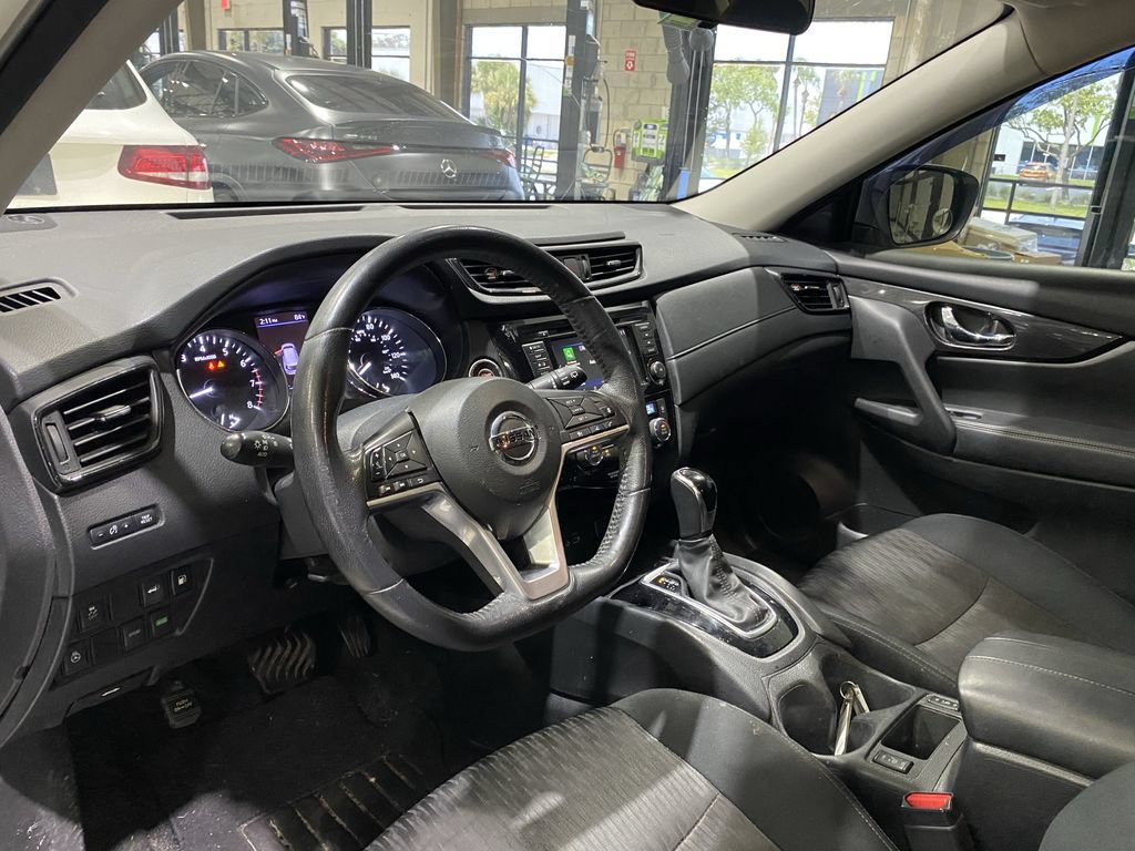 Used 2018 Nissan Rogue SV w/ Premium Package FWD image 2