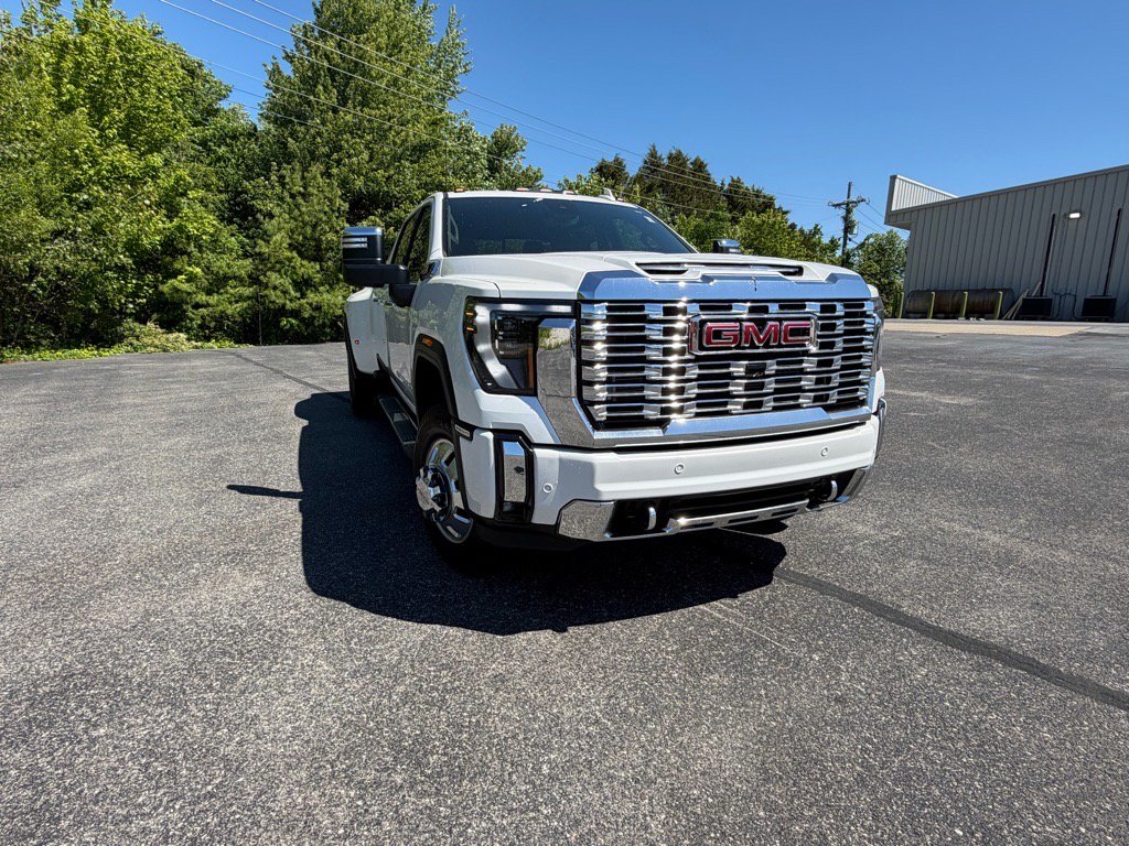 Used 2025 GMC Sierra 3500 Denali w/ Denali Reserve Package AWD/4WD image 4