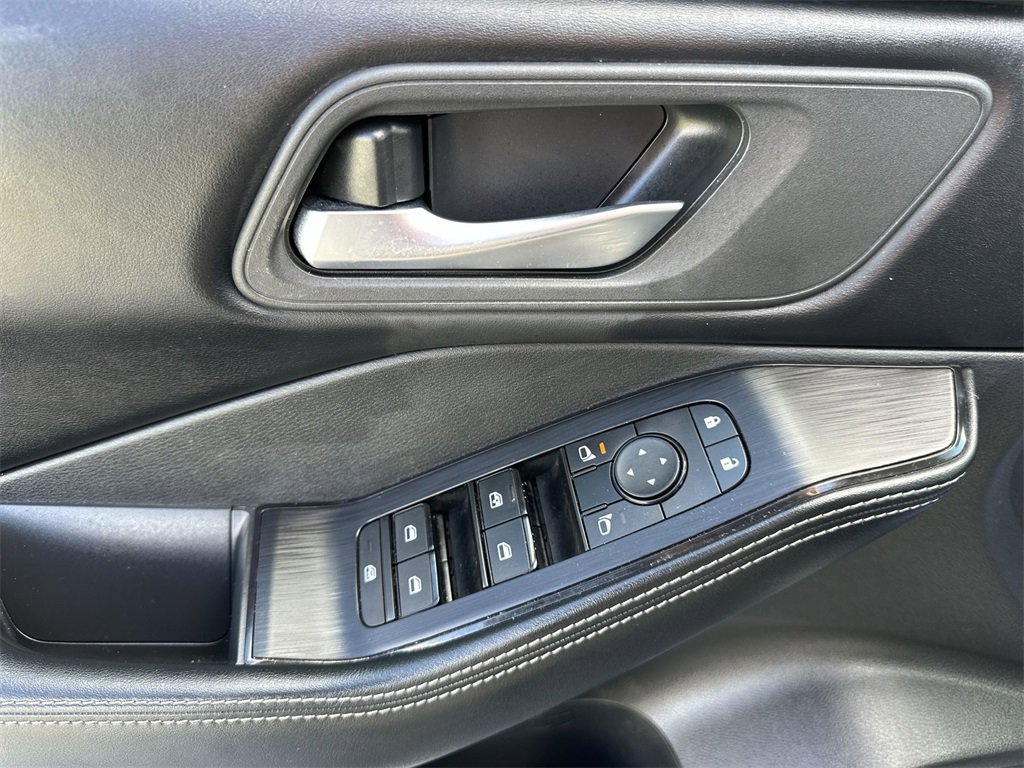 Used 2025 Nissan Rogue SV image 13