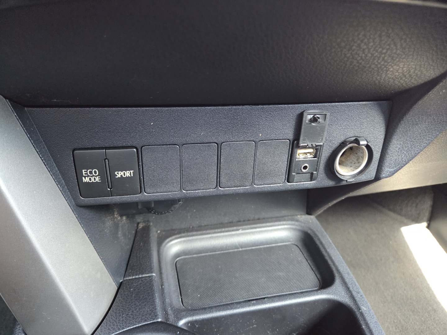 Used 2018 Toyota RAV4 XLE w/ Plus Extra Value Package FWD image 29