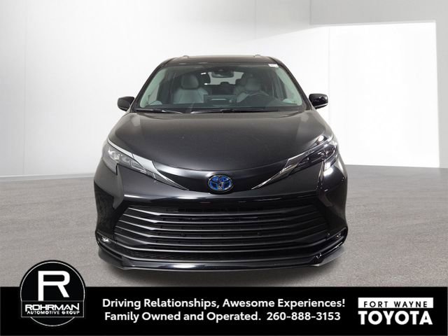 New 2025 Toyota Sienna XLE image 3