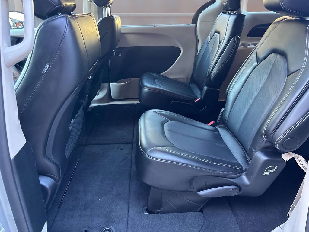 Used 2024 Chrysler Pacifica Touring-L image 11