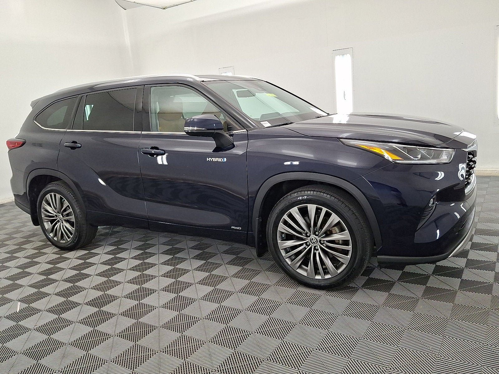 Certified 2020 Toyota Highlander Platinum AWD/4WD image 18