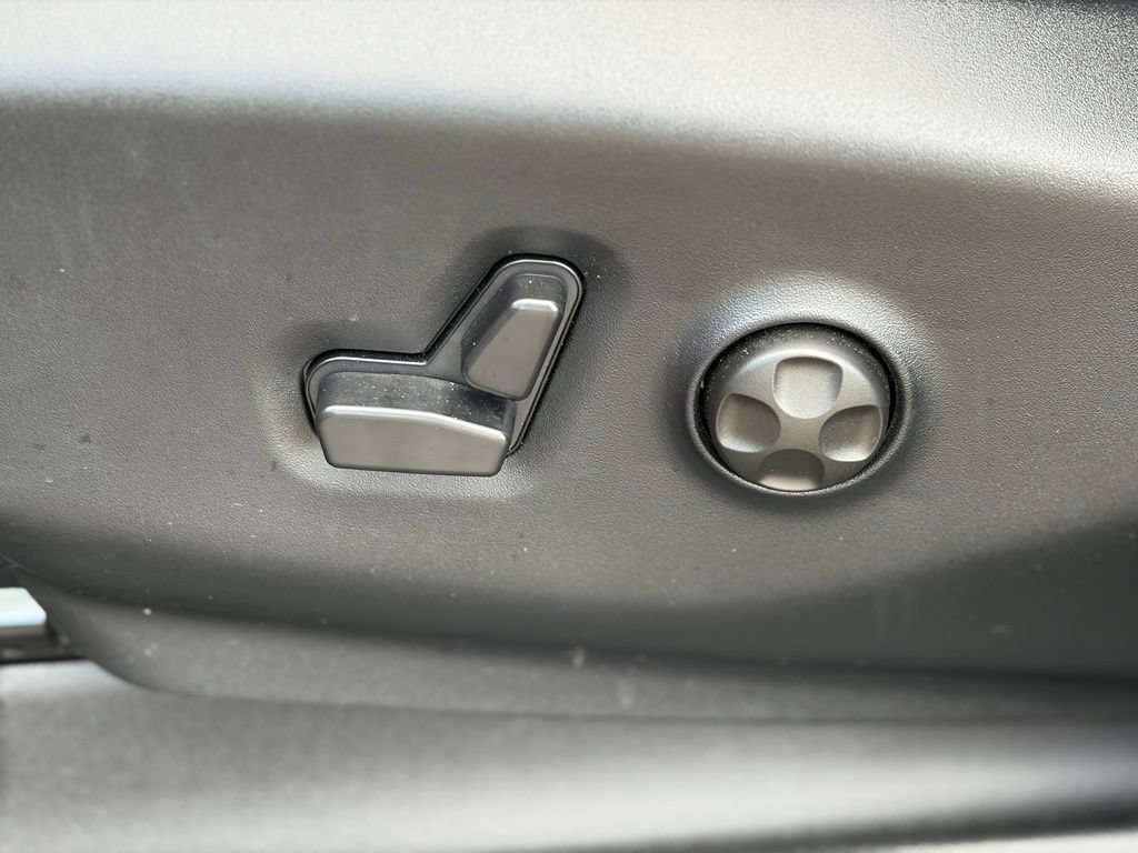 Certified 2025 Chrysler Pacifica Limited FWD image 25