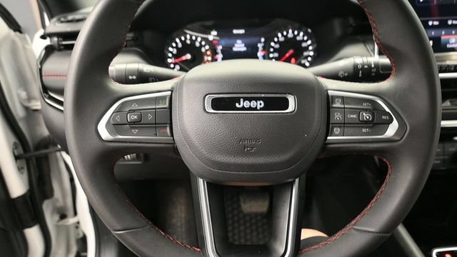 Used 2025 Jeep Compass Trailhawk AWD/4WD image 19