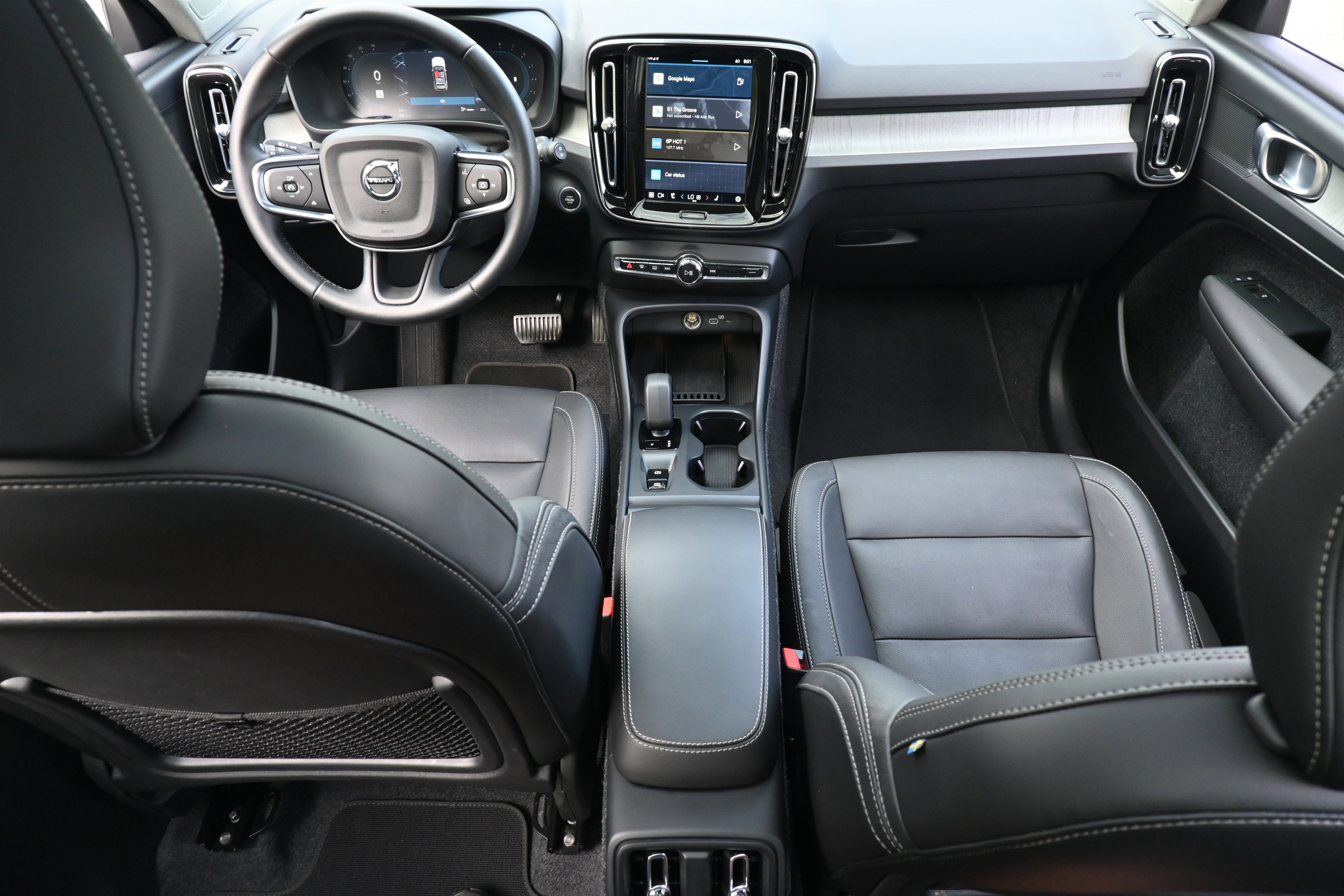 Used 2025 Volvo XC40 B5 Core image 24