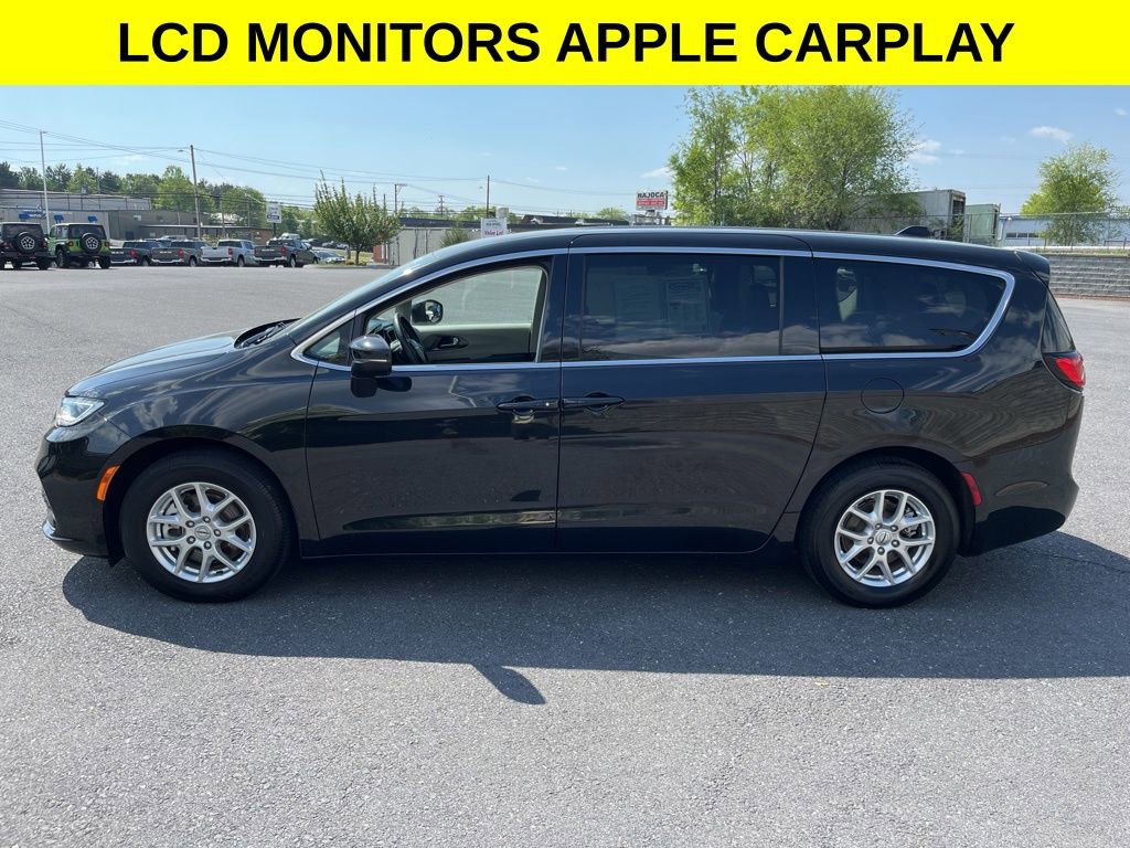 Used 2023 Chrysler Pacifica Touring-L FWD image 6