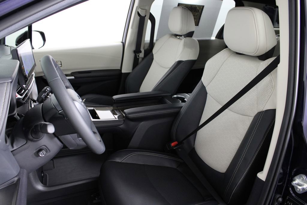Used 2025 Toyota Sienna Platinum image 19