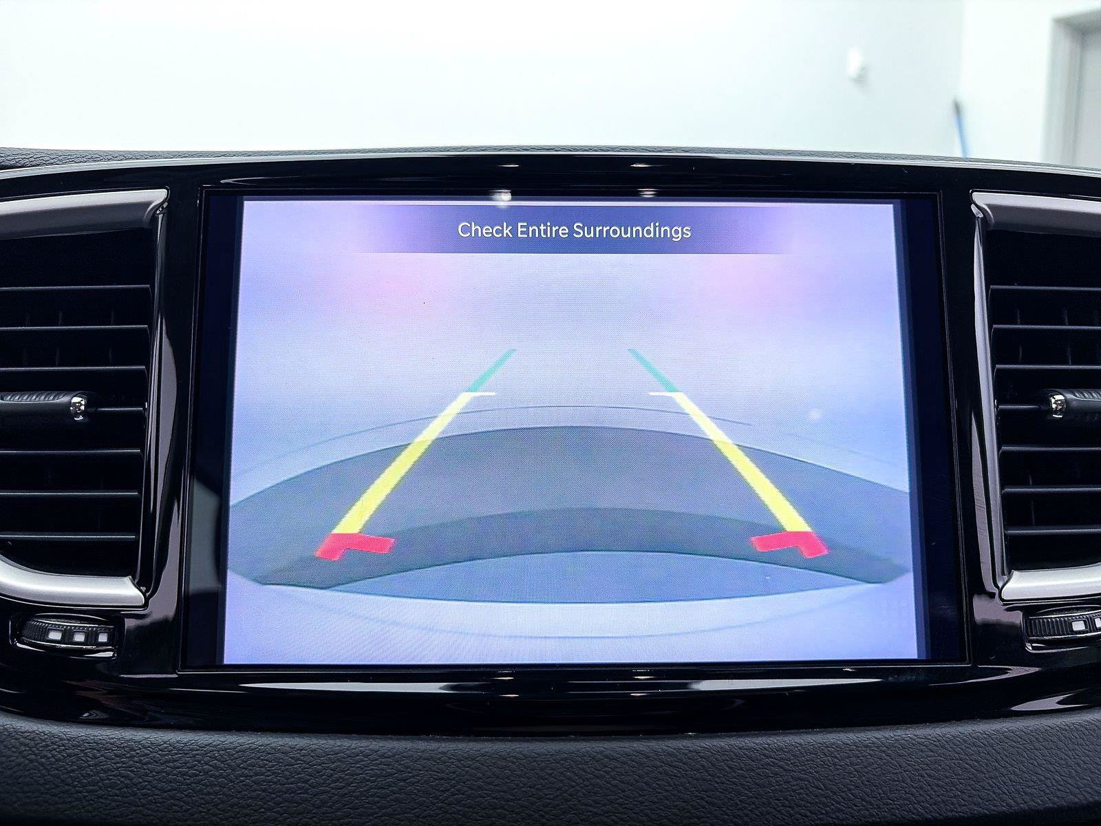 Used 2022 Chrysler Pacifica Touring-L FWD image 4