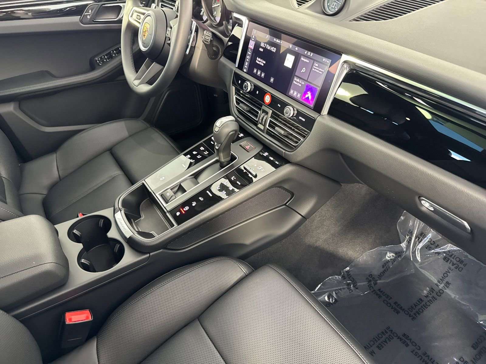 Certified 2025 Porsche Macan AWD/4WD image 18