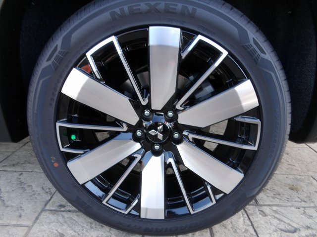 New 2025 Mitsubishi Outlander SE image 12