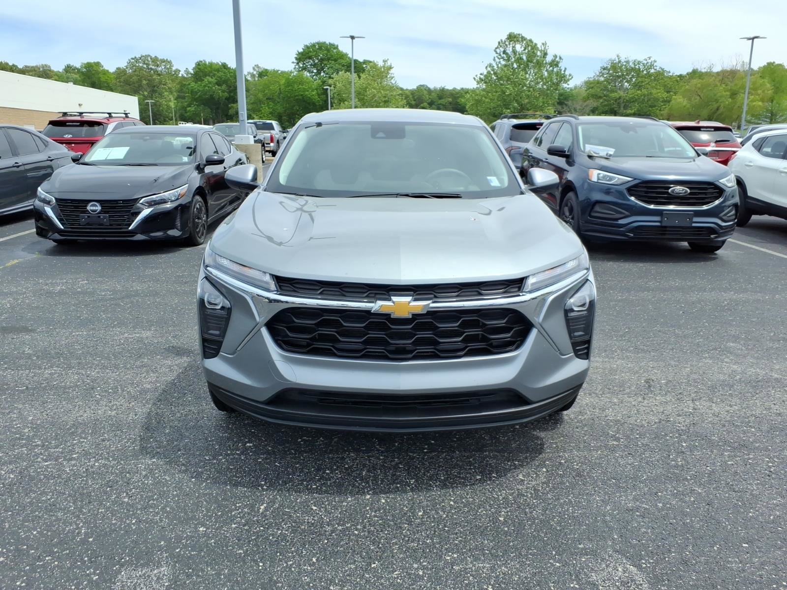 Used 2025 Chevrolet Trax LS w/ LS Convenience Package image 2