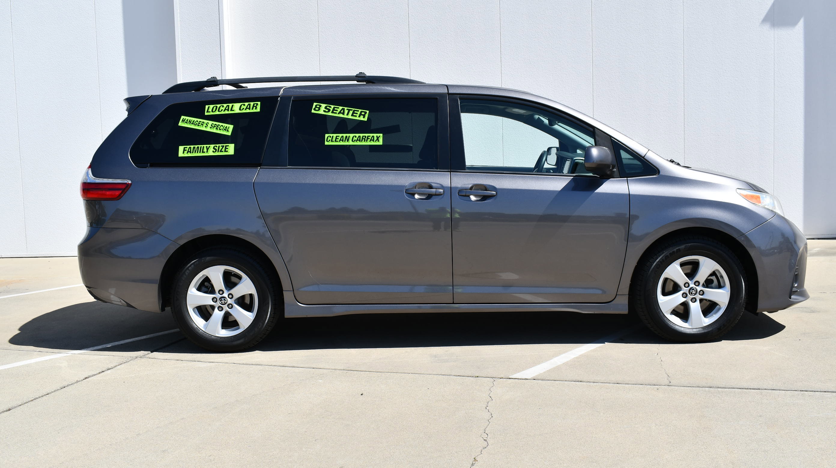Used 2020 Toyota Sienna LE w/ Carpet Mat Package image 4
