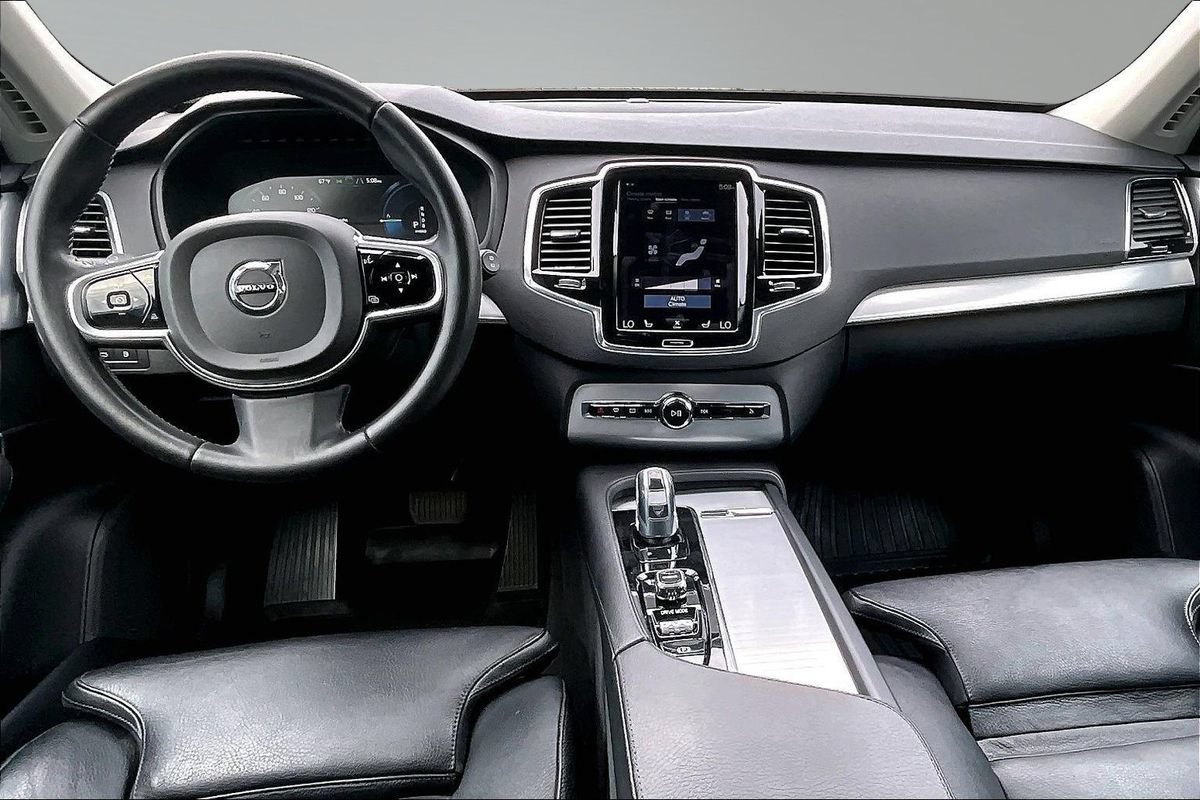 Used 2016 Volvo XC90 T8 Momentum w/ Vision Package AWD/4WD image 18