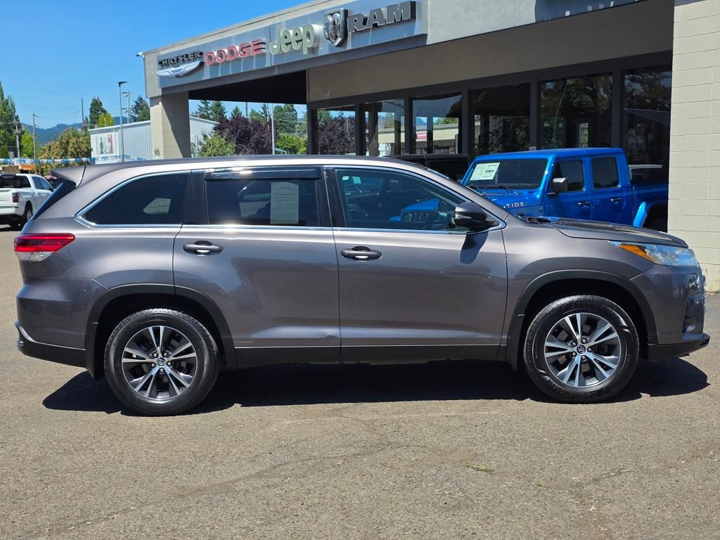 Used 2019 Toyota Highlander LE AWD/4WD image 6