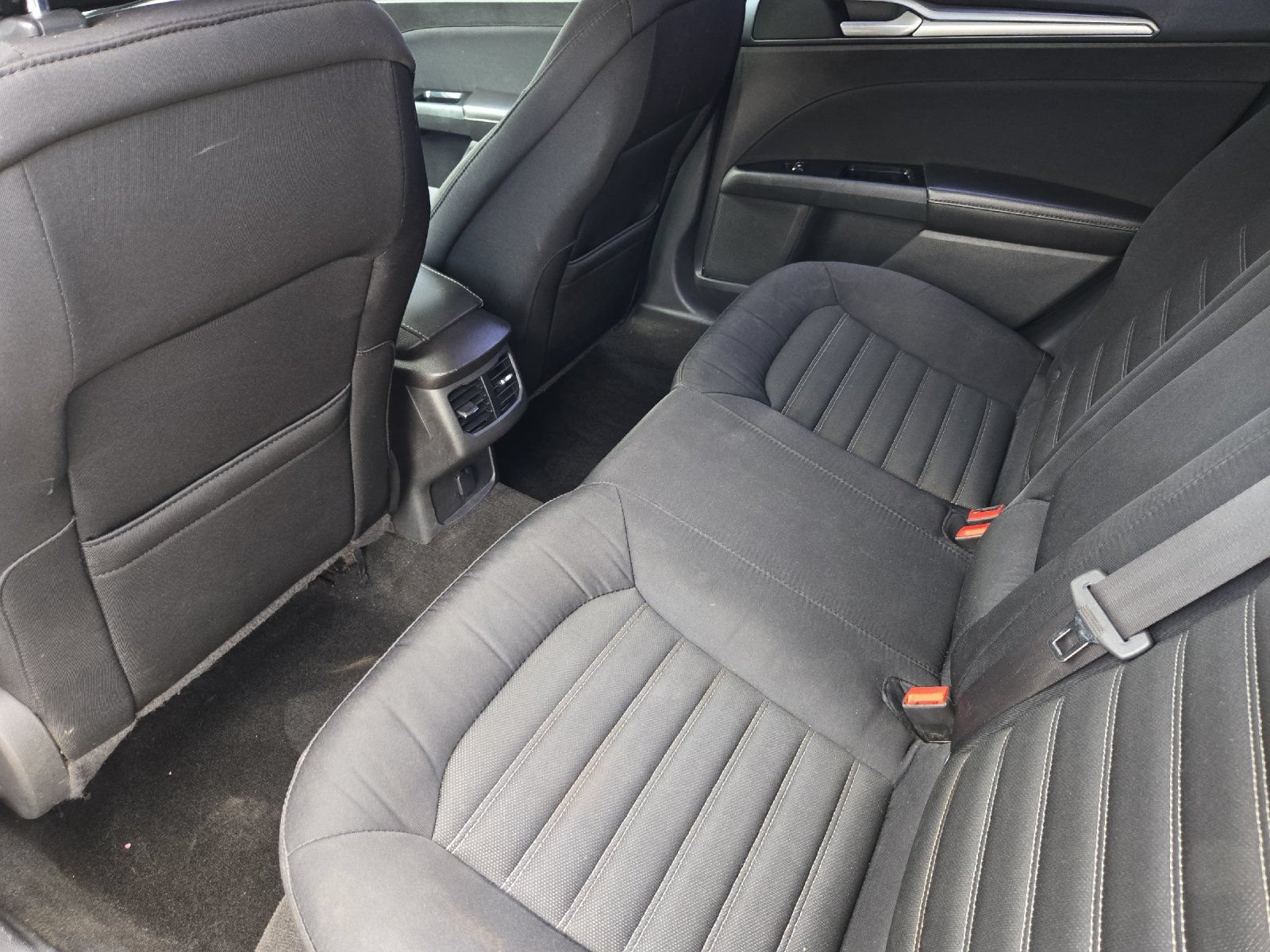Used 2015 Ford Fusion SE FWD image 11