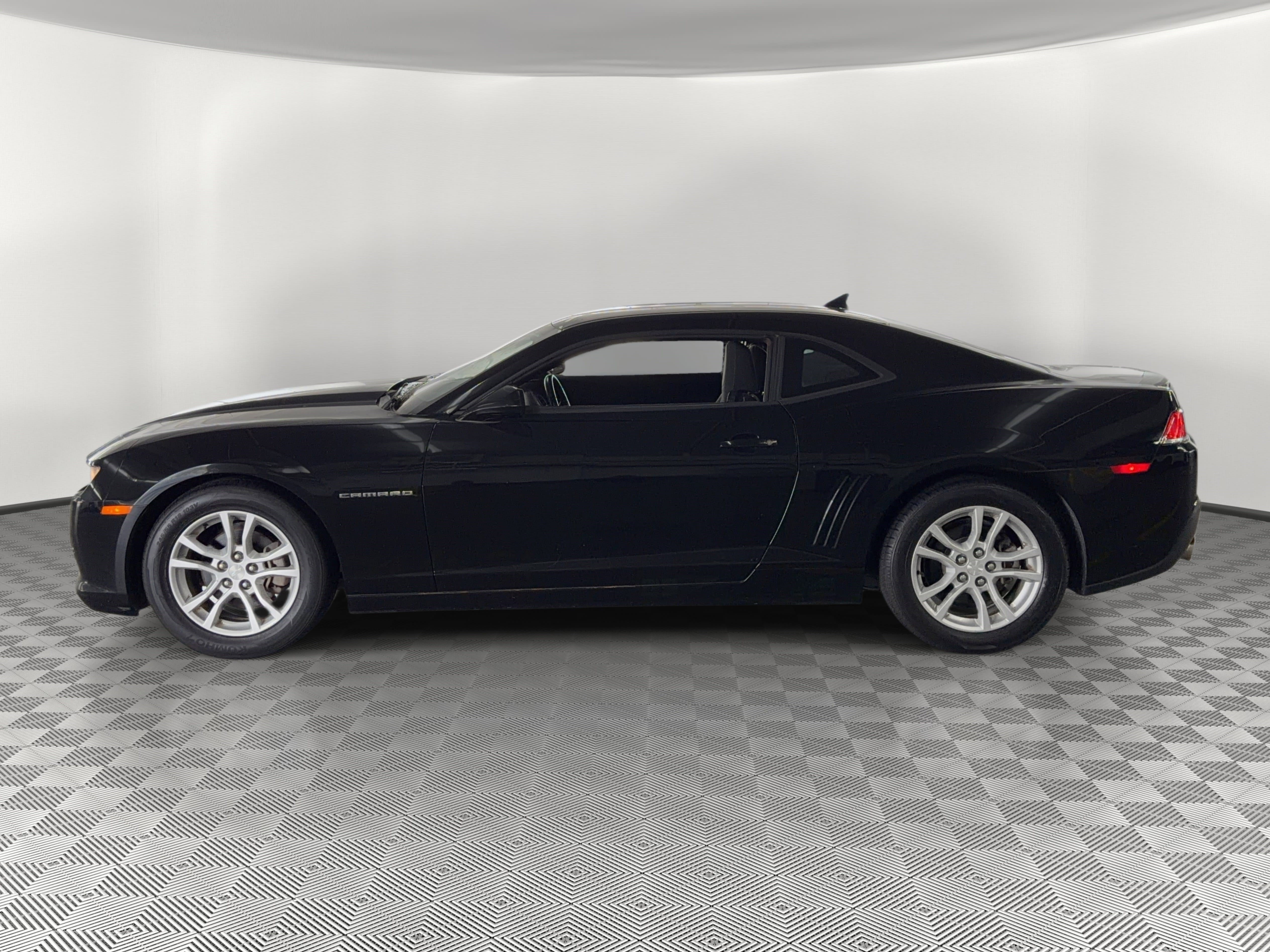 Used 2015 Chevrolet Camaro LT RWD image 2