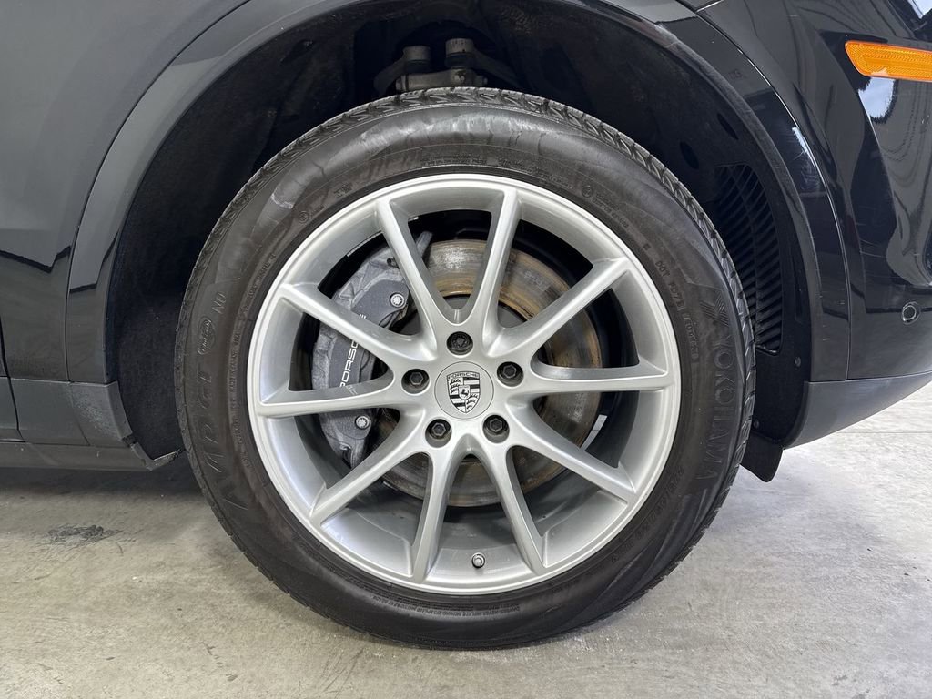 Certified 2023 Porsche Cayenne Platinum Edition image 15