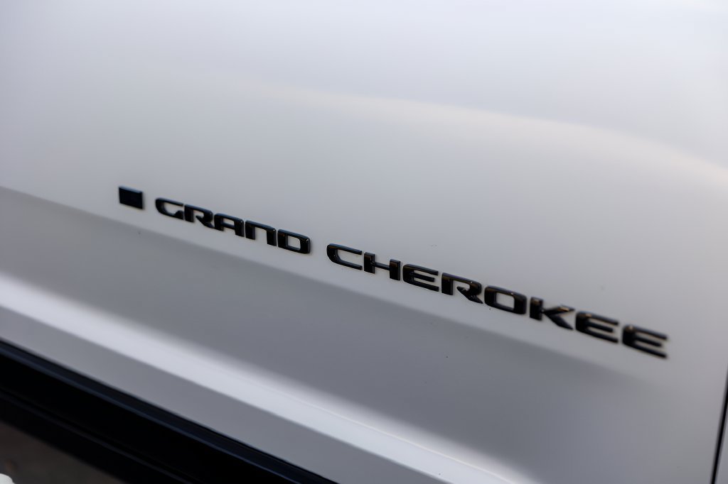 Used 2023 Jeep Grand Cherokee Altitude AWD/4WD image 12