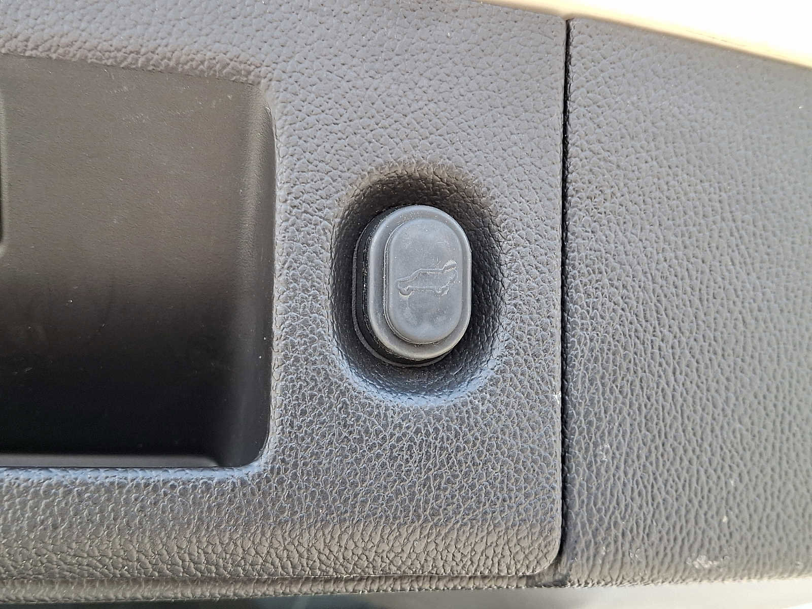 Used 2015 Chevrolet Suburban LT image 28