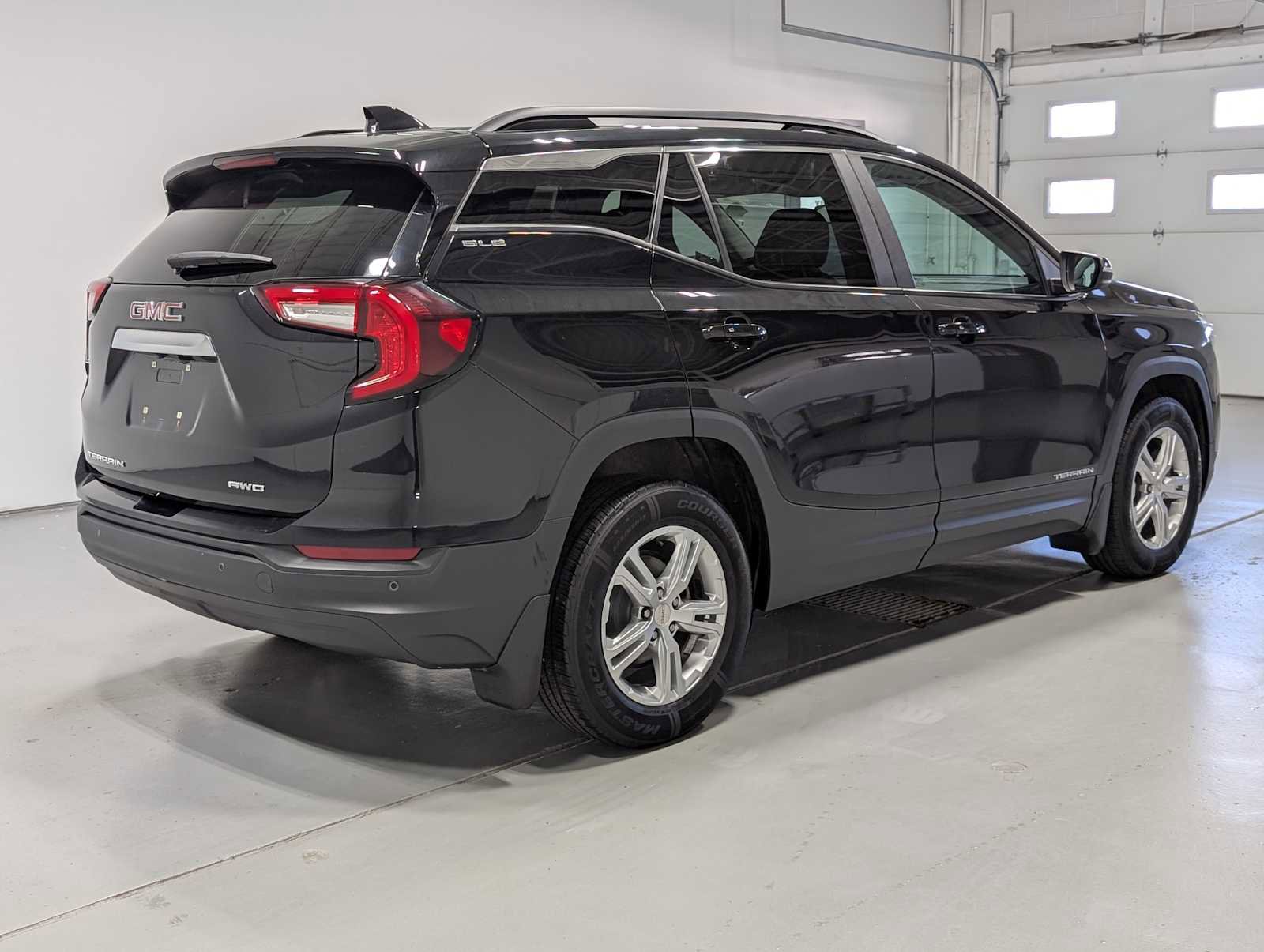 Used 2022 GMC Terrain SLE w/ Driver Convenience Package image 8