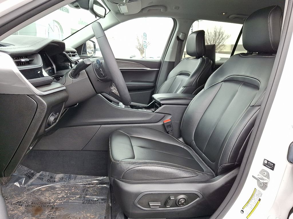 Used 2023 Jeep Grand Cherokee Limited w/ Luxury Tech Group II image 15