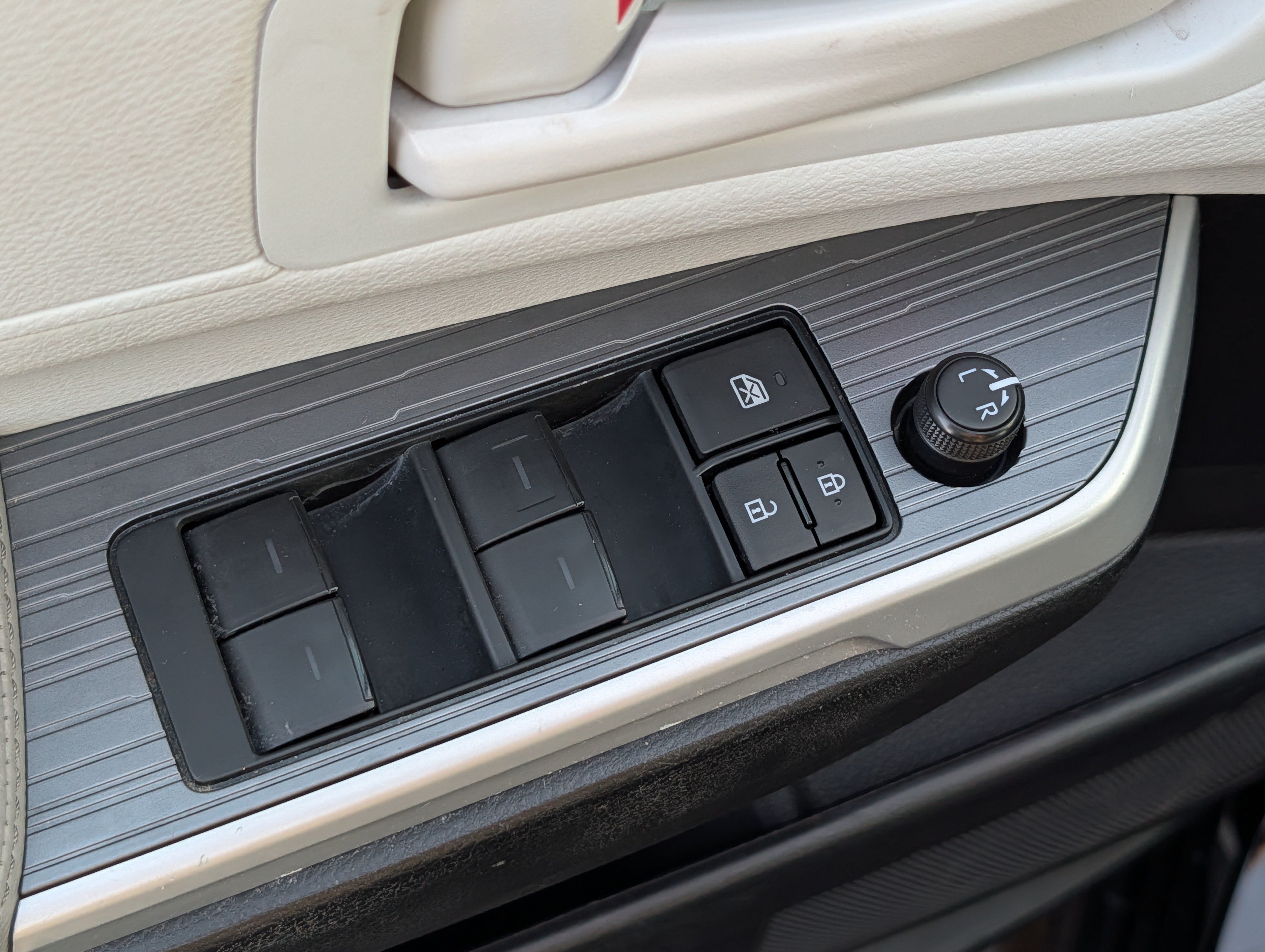 Used 2025 Toyota Sienna LE FWD image 19