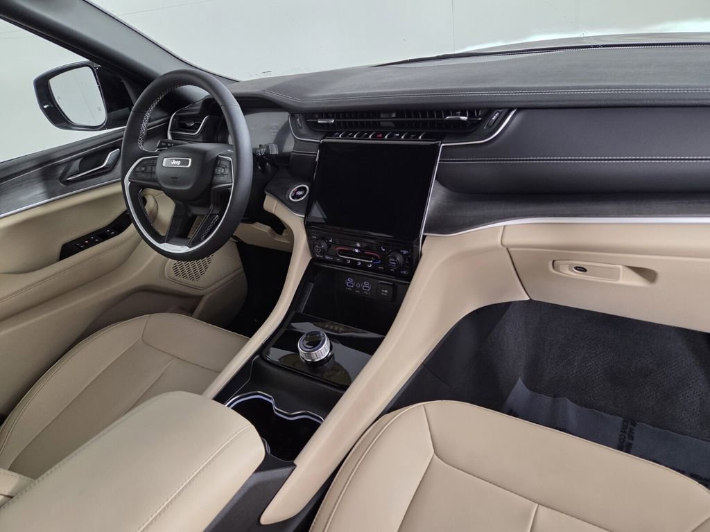 Certified 2025 Jeep Grand Cherokee Limited w/ Black Appearance Package image 34