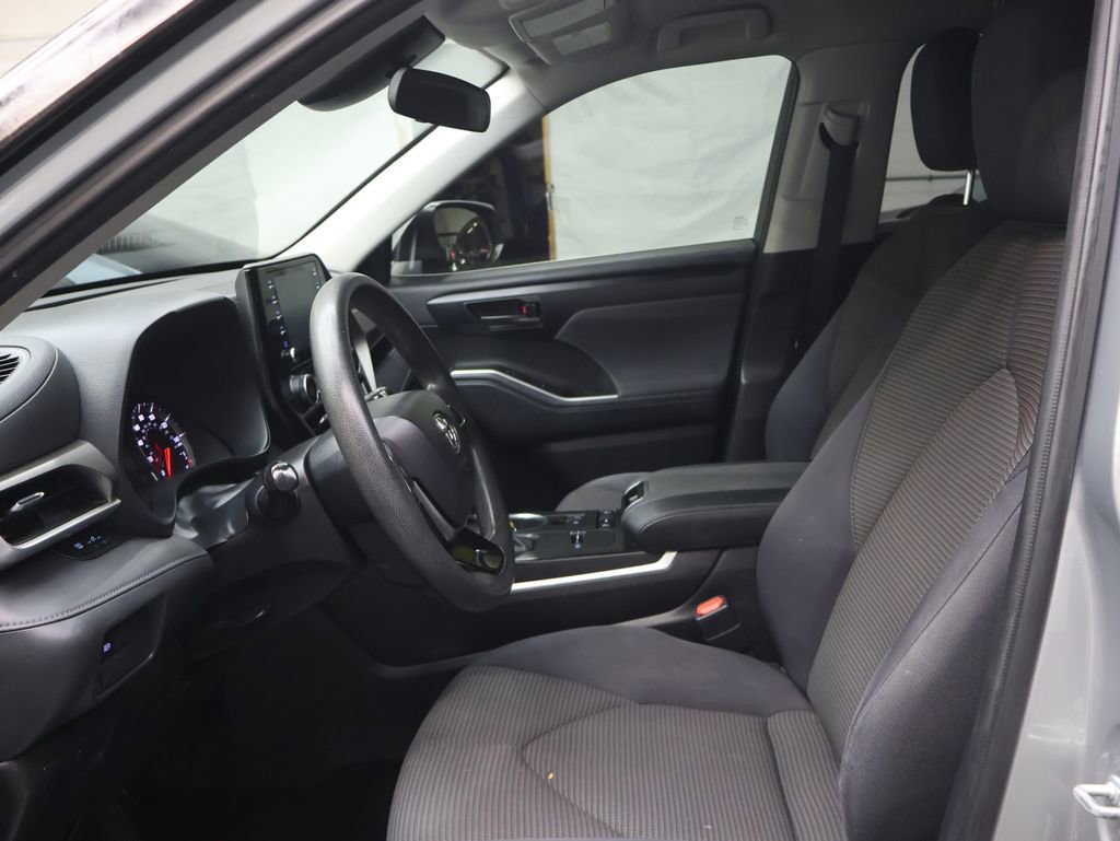 Used 2021 Toyota Highlander L FWD image 17