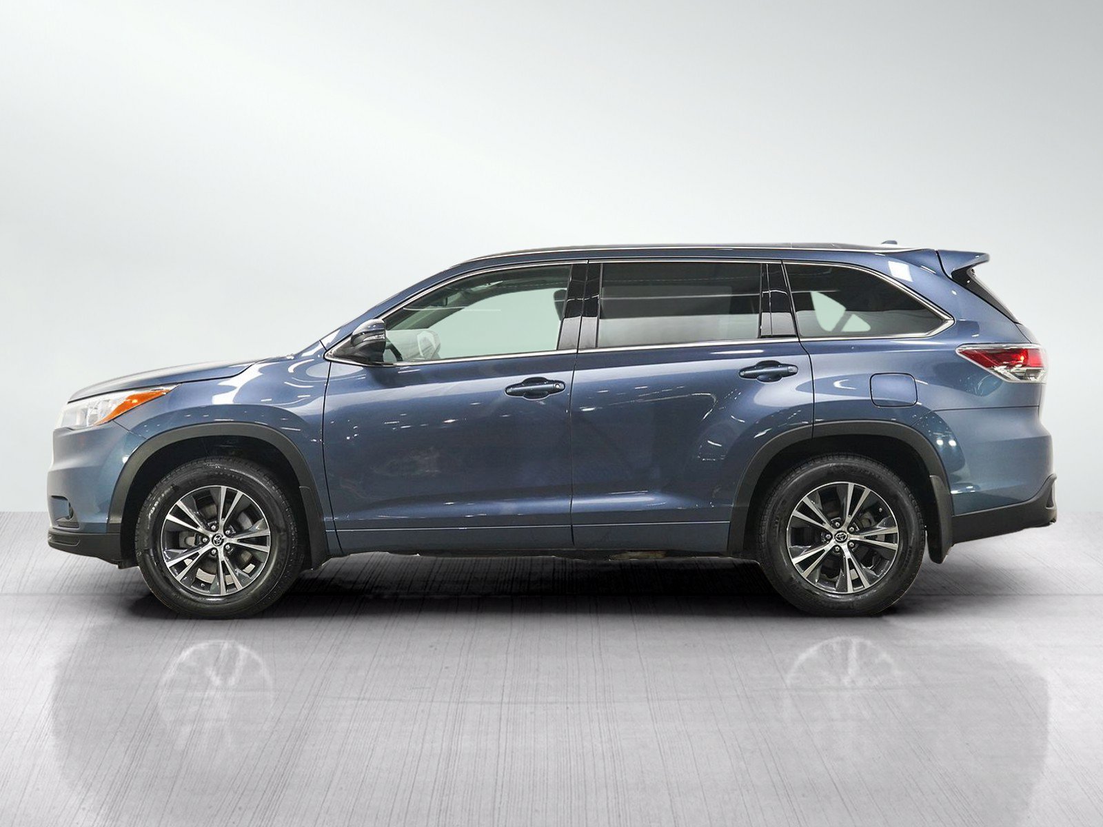 Used 2016 Toyota Highlander XLE AWD/4WD image 2