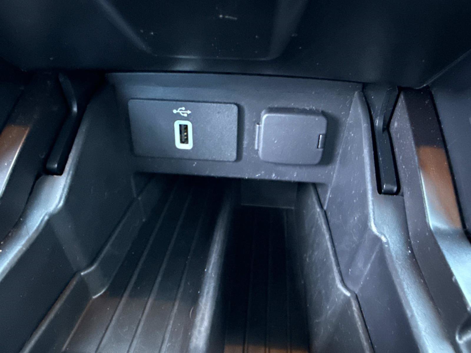 Used 2018 Ford Explorer XLT w/ Equipment Group 202A AWD/4WD image 28