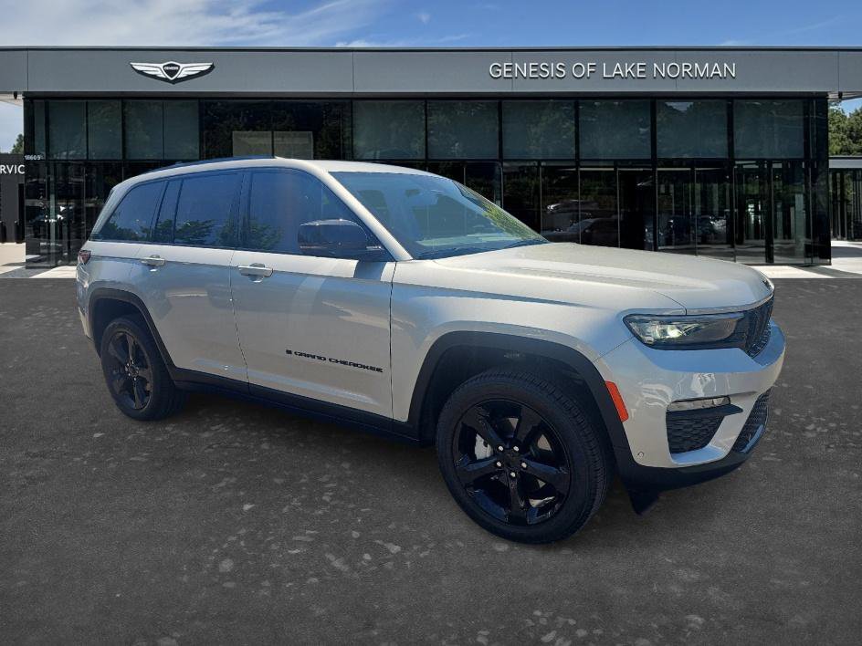 Used 2024 Jeep Grand Cherokee Limited w/ Luxury Tech Group II AWD/4WD image 3