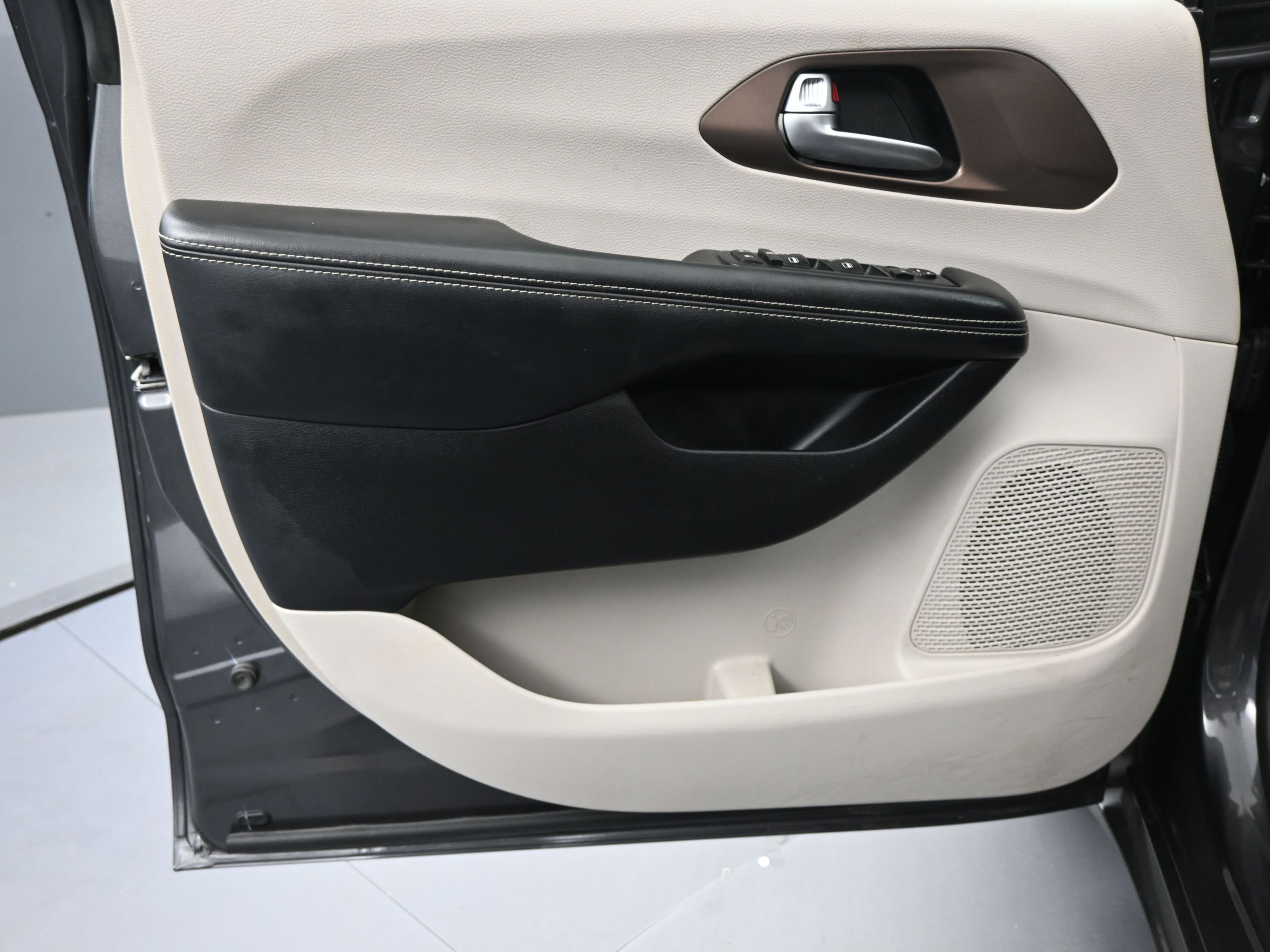 Used 2020 Chrysler Voyager L image 15