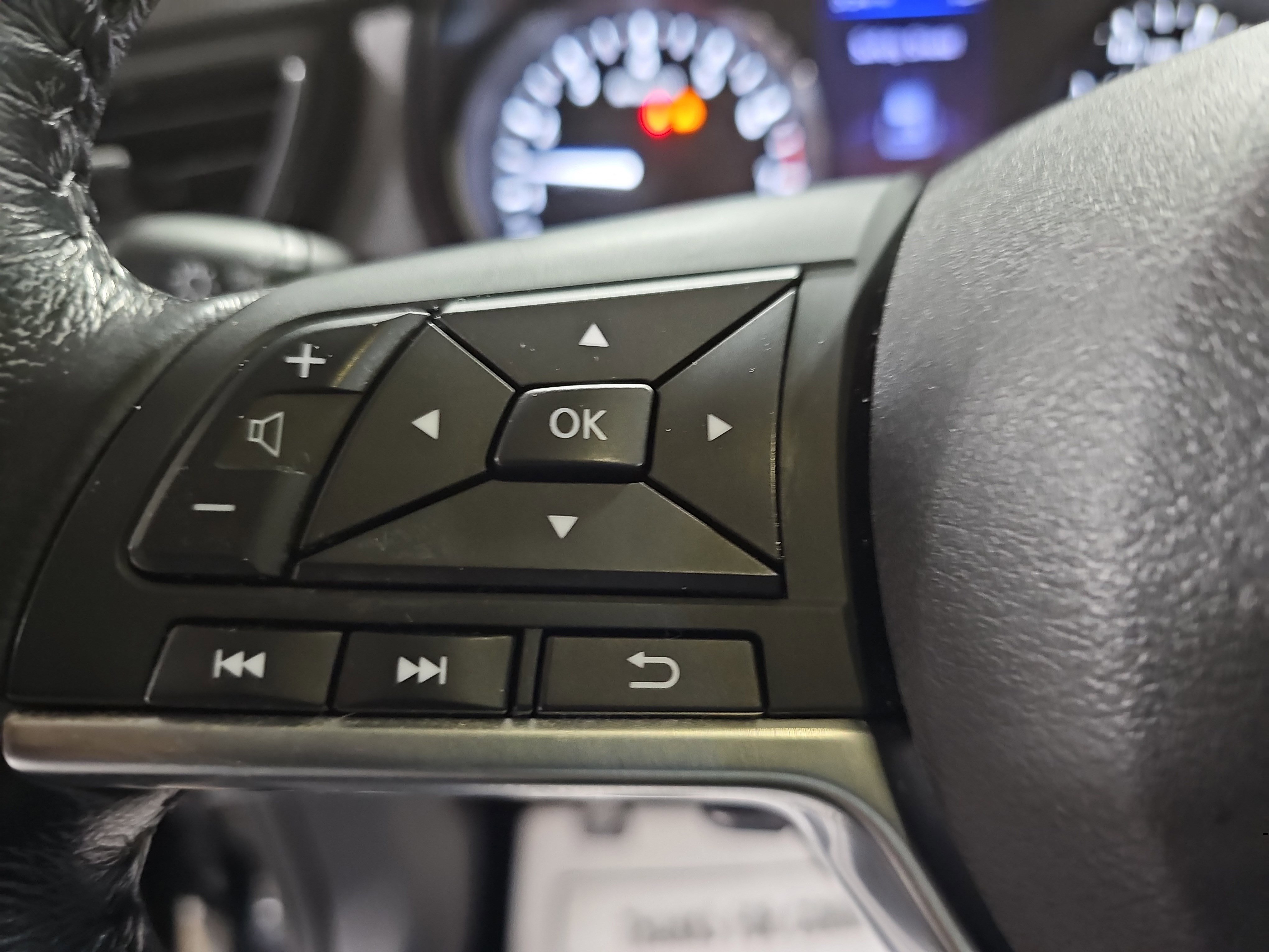 Used 2018 Nissan Rogue SL FWD image 17