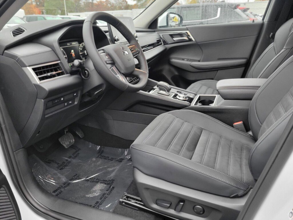 New 2025 Mitsubishi Outlander SE image 17