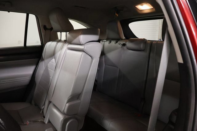 Used 2022 Toyota Highlander XLE AWD/4WD image 31