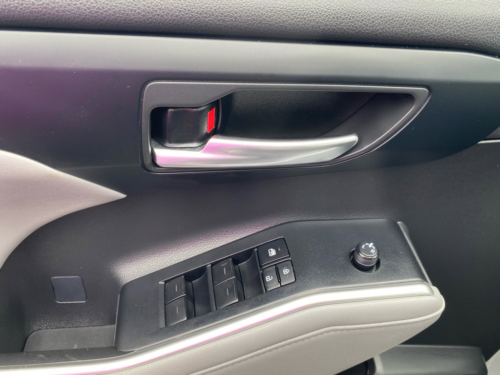 Used 2023 Toyota Highlander XLE image 19