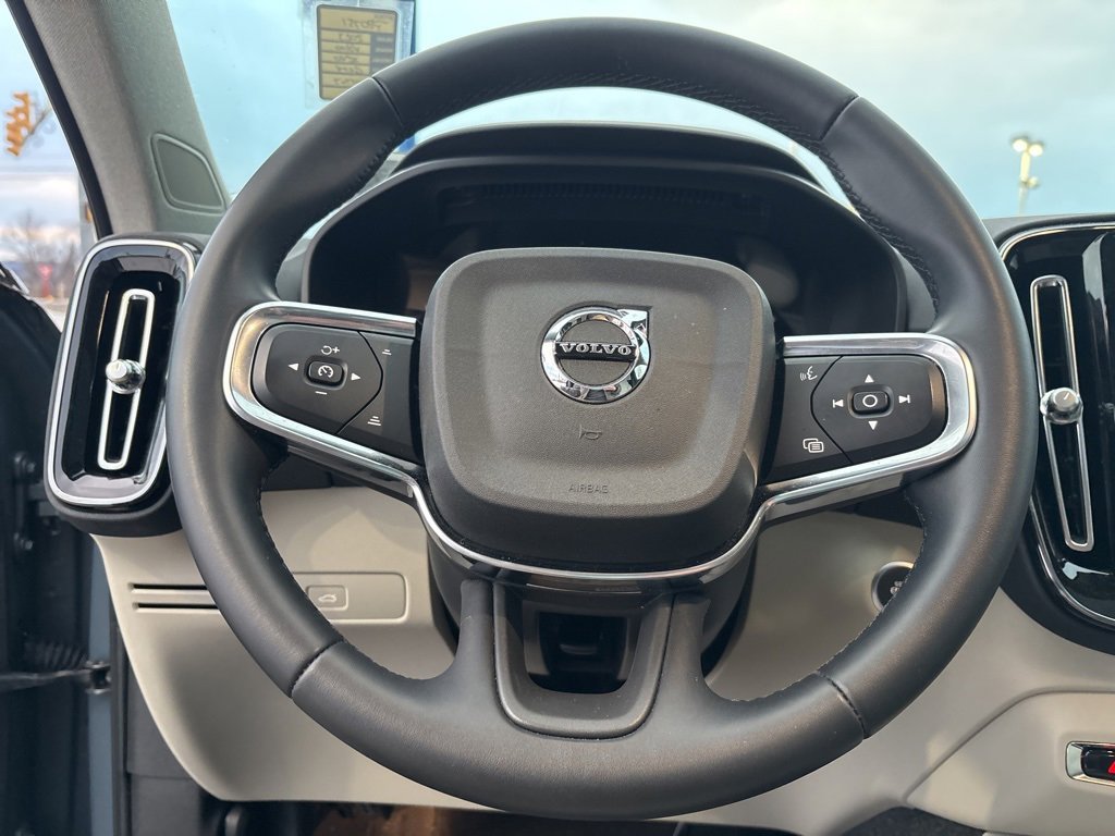 Certified 2023 Volvo XC40 B5 Plus w/ Protection Package Premier image 19