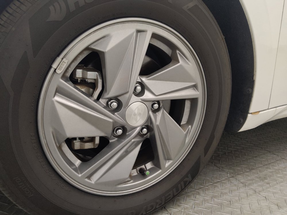 Used 2025 Hyundai Elantra SE FWD image 31
